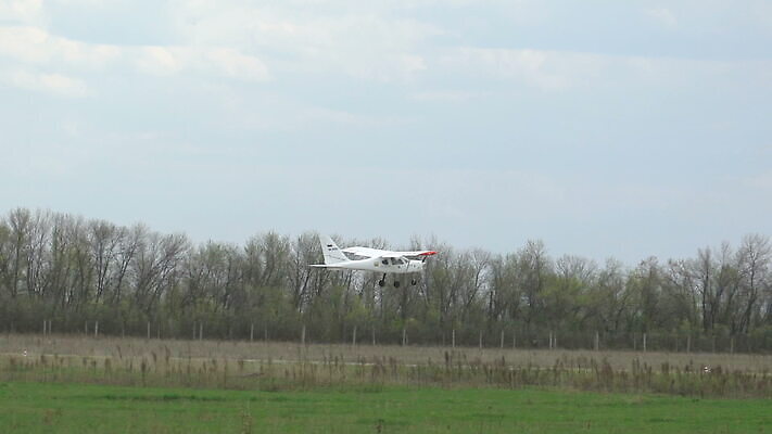 구름 하늘 비행기 안테나 사람없음 파란색 세계 힘 수확 골동품 역사 작음 파일럿 공군 항공 복고 군용 프로펠러 전쟁 쇼 해군 제트기 에어쇼 대패 옛날 착륙 폭격기 MOV 해외동영상 클립영상 자연요소 직업 무기 컬러 농업 통신 항공교통 대중교통 군대 크기 동영상 파일형식