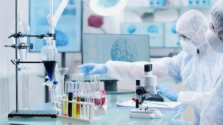 직업 산업 과학 2 노동자 현미경 실험 작업복 안전 컴퓨터 약 장비 업무 실험실 바이러스 제조 연구원 과학자 시설 생물학 전자 감염 공학 해결 조제 혁명 개발 돌봄 살균 4K MOV 해외동영상 클립영상 옷 교육 컨셉 의학 모션 실험기구 전자제품 작업 만들기 동영상 학자 파일형식