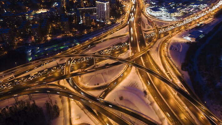 도로 교통수단 겨울 교통시설 자동차 안테나 사람없음 도시 고가도로 고속도로 정상 야간 저녁 교차로 궤도 빛망울 항공촬영 모스크바 조감도 4K 타임랩스 설정숏 MOV 해외동영상 클립영상 자연요소 계절 길 육상교통 뷰포인트 교통 통신 촬영기법 빛 시설 러시아 동영상 파일형식