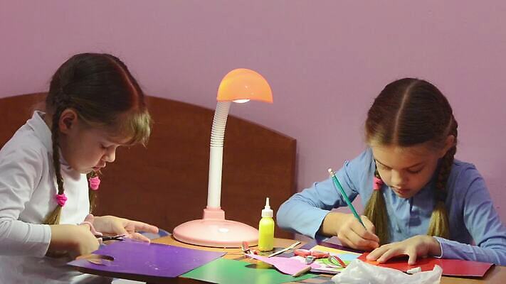 교육 남자 종이 어린이 선 컬러 2 관리 선물 미술 취미 장식 10대 빛 연필 아기 인사 업무 원형 신용카드 작업실 자르기 공예 즐거움 그림 레이아웃 자매 나눔 판지 개발 관심 구식 방법 접착제 핸드메이드 MOV 해외동영상 클립영상 도형 여자 감정 가족 모션 청소년 문화예술 학용품 사람 금융 필기구 예절 작업 풀_접착제 동영상 파일형식