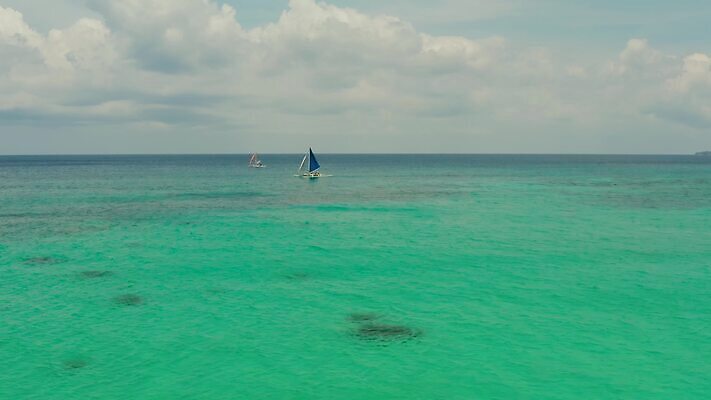 파도 바다 여행 요트 자연 휴가 휴식 항해 풍경 사람없음 야외 물 여름 파란색 항구 만 보트 고급 크루즈 함선 보라카이 석호 항공촬영 조감도 터키석 파라다이스 4K MOV 해외동영상 클립영상 자연요소 계절 뷰포인트 컬러 컨셉 교통시설 필리핀 배 보석 생태계 동영상 선박 파일형식