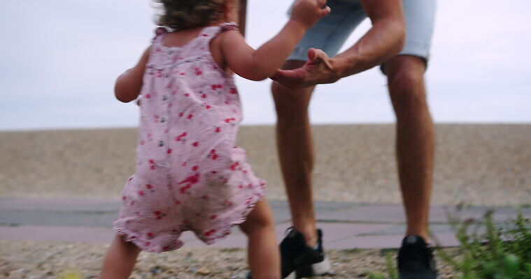 남자 딸 가족 휴가 영국 야외 두명 부모 산책로 보행로 아빠 기르기 돌봄 리프팅 서식스 4K 트래킹숏 MOV 해외동영상 클립영상 유럽 길 관계 모션 촬영기법 사람 동영상 파일형식