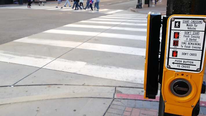 공공시설 도로 길 컨셉 지도 화살 거리 경고 안전 사람 사람없음 걷기 미국 도시 표지판 기다림 보행로 횡단보도 도심 위험 알림 심볼 경계 신호 보안 캘리포니아 얼룩말 언론 규칙 공지사항 타운 건너기 산티아고 자동 4K MP4 해외동영상 클립영상 북아메리카 교통시설 모션 알림판 말_동물 시설 동영상 파일형식