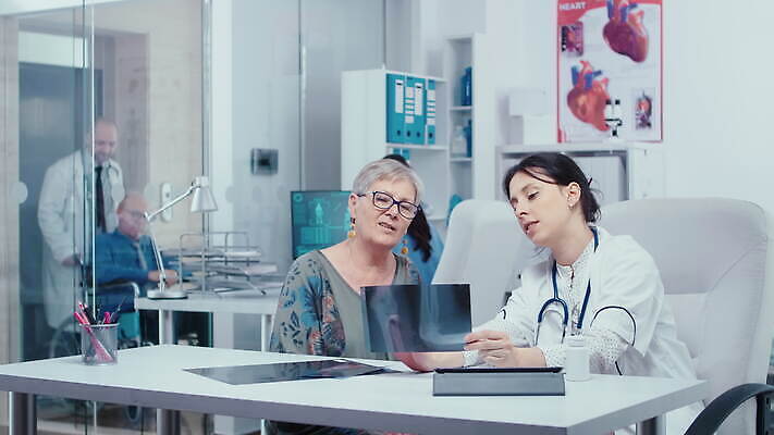 흑인 통신 엑스레이 건강 병원 대화 설명 성인 치료 노트북 약 건강관리 환자 의사 자신감 질병 토론 은퇴 캐비닛 분석 상담 약속 방문 지원 치료사 4K MOV 해외동영상 클립영상 서양인 직업 감정 컨셉 의학 모션 관리 말하기 사람 전자제품 의료진 사물함 동영상 파일형식