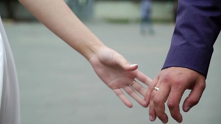 백인 커플 드레스 여자 남자 유럽 신랑 결혼 신혼부부 결혼식 거리 관리 사랑 여름 걷기 귀여움 산책 낭만 흰색 축하 잡기 도시 가운 타운 MOV 해외동영상 클립영상 서양인 부부 옷 계절 감정 나라 컬러 컨셉 관계 모션 휴식 사람 이벤트 신혼 동영상 파일형식