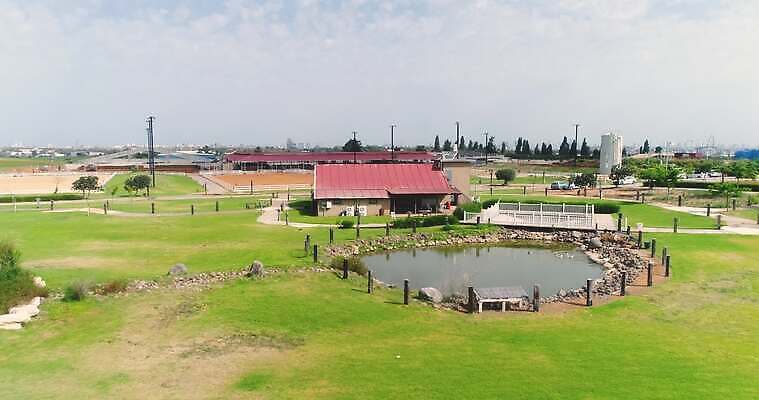 동물 라이프스타일 디자인 도로 야생동물 스포츠 건축양식 포유류 자연 부동산 주택 사람없음 야외 가로 초록색 울타리 운동 농가 농경지 가축 목장 시골 황무지 승마 재산 카우보이 승차 큼 기수 외양간 되감기 라이더 서쪽 오지 조감도 4K MOV 해외동영상 클립영상 건축 길 컬러 교통시설 모션 건강 건물 생활 금융 담장 농장 크기 방향 생태계 동영상 파일형식