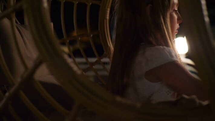 디자인 응시 의자 모바일 휴가 휴식 주택 매달리기 한명 사람 앉기 야외 목재 10대 스마트폰 핸드폰 뷰티 카메라 정원 어둠 활발 저녁 셀프카메라 청소 그네 해먹 등나무 MOV 해외동영상 클립영상 나무 1 시선 가구 컨셉 재료 모션 청소년 건물 전자제품 스마트기기 사진촬영 침대 야간 동영상 파일형식