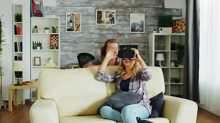 라이프스타일 딸 행복 안경 어린이 가족 엄마 주택 함께함 기술 실내 사랑 내부 10대 친구 디지털 점프 헤드폰 방 게임 시간 플랫 가상 가상현실 현실 4K MOV 해외동영상 클립영상 잡화 감정 음향기기 컨셉 관계 모션 청소년 놀이 사람 건물 생활 동영상 파일형식