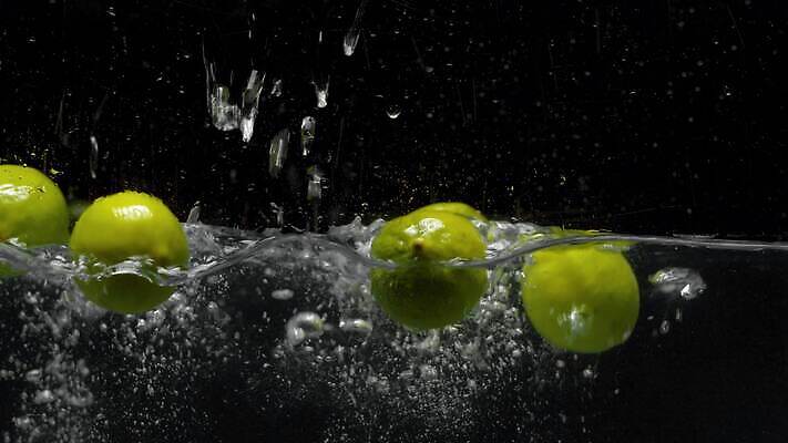 음식 컬러 포즈 백그라운드 이동 컨셉 과일 표면 귤 실내 건강 사람없음 물 빛 반사 검은색 어둠 거품 가을 물방울 신선 원형 액체 닫기 떨어짐 먹기 레몬 분무기 비타민 정물화 스플래쉬 4K 유체 MP4 해외동영상 클립영상 자연요소 도형 계절 모션 내부 그림 동영상 영양소 파일형식