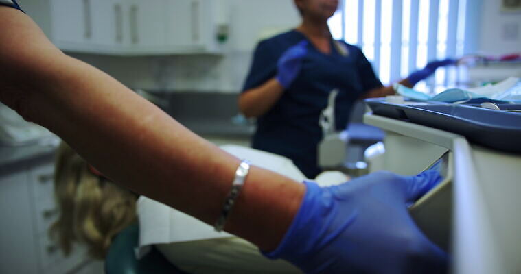 백인 라이프스타일 여자 중년 장갑 영국 잉글랜드 실내 건강 작업복 성인 아웃포커스 세명 30대 건강관리 기댐 환자 제조 보호 씻기 청소 치과의사 치과용품 냅킨 작업도구 거짓말 위생관리 자동 치위생사 서식스 4K MOV 해외동영상 클립영상 서양인 직업 잡화 옷 유럽 컨셉 의학 모션 촬영기법 관리 사람 내부 생활 장년 청결 의사 도구 의료용품 동영상 파일형식