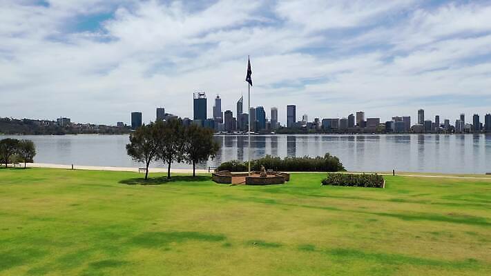 나무 구름 바다 여행 자연 하늘 주택 안테나 풍경 사람없음 야외 건물 초록색 물 파란색 강 갈색 마을 환경 흰색 깃발 도시 호주 타운 드론 주입구 4K MP4 해외동영상 클립영상 자연요소 식물 건축물 컬러 통신 오세아니아 생태계 동영상 파일형식