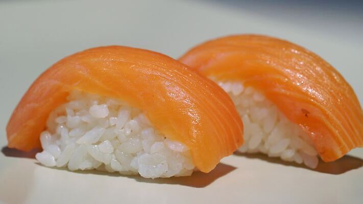 전통 접시 아시아 음식 바다 백그라운드 다이어트 오렌지 젓가락 밥 건강 어류 요리 동양인 사람없음 빨간색 식당 일본 식사 저녁식사 초밥 회 흰색 신선 맛 고추냉이 해산물 날것 롤 연어 생강 점심식사 고립 대두 맛있는 4K MOV 해외동영상 클립영상 식기 나라 컬러 컨셉 채소 과일 수저 인종 상점 수중동물 양념 동영상 일본음식 파일형식