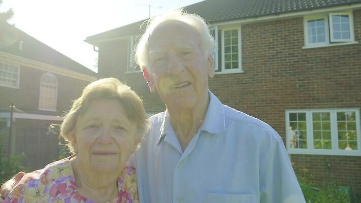 백인 라이프스타일 커플 여자 할아버지 노년 남자 행복 할머니 결혼 2 관계 포옹 남편 키스 함께함 건강 사랑 사람 성인 야외 두명 여름 노후 빛 햇빛 낭만 아내 결합 은퇴 긍정 예약 유대감 4K MP4 해외동영상 클립영상 서양인 계절 감정 컨셉 안기 이벤트 생활 태양 애정표현 동영상 파일형식