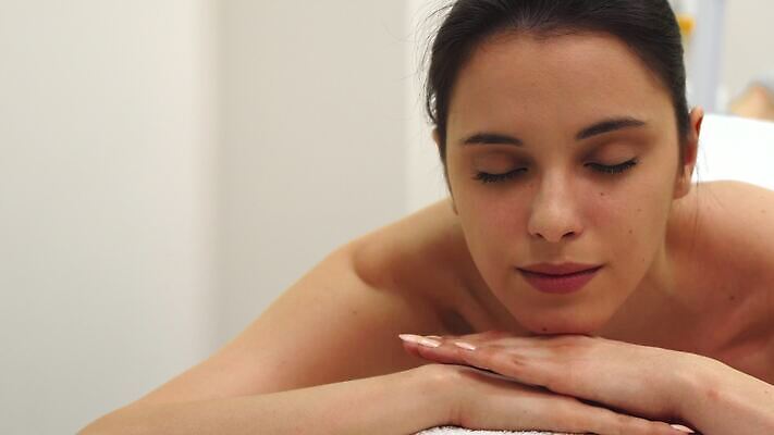 백인 여자 행복 얼굴 신체 탁자 휴식 실내 건강 관리 한명 사람 수건 뷰티 평화 상점 기댐 스파 화목 화장품 기쁨 흰색 신선 마사지 닫기 피부 어깨 피부관리 테라피 턱 내추럴 거짓말 돌봄 바디케어 위생관리 4K MOV 해외동영상 클립영상 서양인 1 감정 컬러 가구 컨셉 모션 내부 신체부위 위생용품 동영상 파일형식