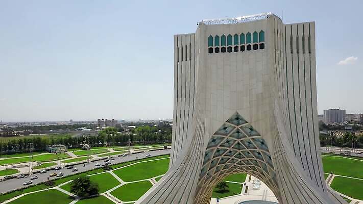 전통 라이프스타일 아시아 문화 도로 여행 건축양식 가이드 휴가 안테나 파노라마 사람없음 야외 도시풍경 여행객 탑 자유 깃발 도시 고속도로 중앙 이슬람교 심볼 정사각형 타운 동쪽 스카이라인 공학 통과 천연기념물 항공촬영 드론 랜드마크 복잡 수도권 이란 4K MOV 해외동영상 클립영상 도형 직업 건축물 교육 건축 나라 종교 길 뷰포인트 컨셉 중동 통신 교통시설 촬영기법 사람 풍경 생활 방향 지역 동영상 파일형식