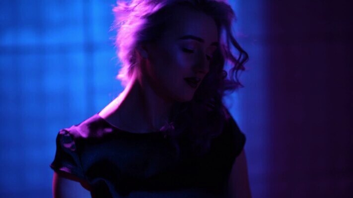 모델 디자인 분홍색 컬러 컨셉 실내 관리 미술 한명 파란색 빛 컬러풀 금발 파티 유행 페인트 춤 제비꽃 디스코 네온 창백 MP4 해외동영상 클립영상 1 헤어스타일 꽃 음악 문화예술 사람 이벤트 내부 동영상 파일형식