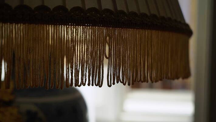 가구 거실 전구 가정 가족 탁자 호텔 조명 주택 실내 서기 사람없음 내부 장식 빛 인테리어 갈색 침실 방 수확 골동품 등불 램프 직물 잠 고급 우아함 그늘 천 책상 복고 자수 옛날 취침시간 파스텔톤 스타일 MOV 해외동영상 클립영상 디자인 컬러 생활용품 컨셉 농업 관계 모션 숙소 건물 동영상 파일형식