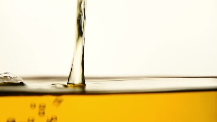 음료 백그라운드 모션 유리 표면 사람없음 옆모습 컵 초록색 물 노란색 주스 거품 흐름 신선 뜨거움 항아리 액체 개울 붓기 닫기 냄비 컨테이너 찻주전자 가득함 준비 회전 함선 각도 부드러움 느림 양조 우롱차 투입 MOV 해외동영상 클립영상 자연요소 식기 산업 뷰포인트 컬러 컨셉 배_교통 재질 주전자 차_음료 강 도자기 감각 솥 동영상 파일형식