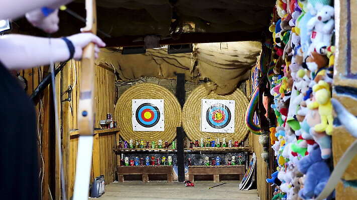 라이프스타일 무기 스포츠 포즈 컨셉 모션 자연 성공 화살 아이디어 취미 야외 파란색 운동 경쟁 게임 우승 센터 목표 위험 발사 활 양궁 조준 골 궁수 승자 제어 필승 4K MOV 해외동영상 클립영상 컬러 놀이 건강 생활 최고 생태계 동영상 파일형식