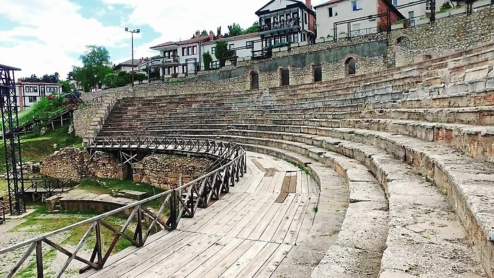 유럽 문화 벽 여행 의자 건축양식 놀이 휴가 사람없음 야외 건물 물 태양 계단 경기장 산책 무대 수확 골동품 성 중세 역사 배우 군중 극장 언덕 폐허 장면 드라마 그리스인 로마인 마케도니아 옛날 원형극장 1인칭시점 4K MP4 해외동영상 클립영상 자연요소 서양인 건축물 시선 건축 나라 가구 농업 스포츠시설 휴식 사람 인종 연예인 동영상 파일형식 남유럽