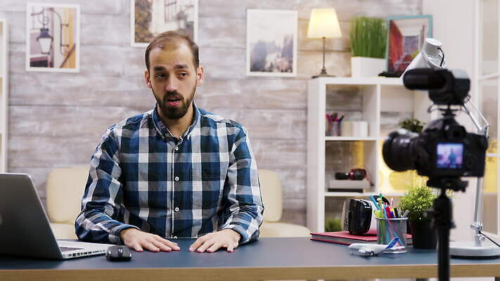 백인 직업 라이프스타일 남자 인터넷 주택 대화 미소 노트북 카메라 디지털 웹 네트워크 마이크 긍정 나눔 온라인 동영상 블로거 소셜 소셜미디어 업로드 크리에이터 1인미디어 4K 인트로 MOV 해외동영상 클립영상 서양인 음향기기 컨셉 표정 말하기 사람 건물 생활 전자제품 방송 파일형식