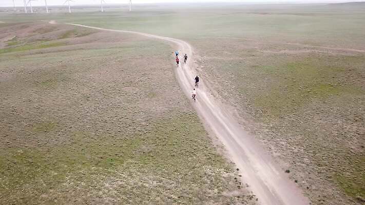 산업 도로 호수 바다 여행 밭 날개 자연 하늘 바람 안테나 파노라마 풍경 초원 사람없음 야외 초록색 환경 탑 힘 재활용 발전기 시골 그룹 풍력에너지 정상 승차 에코 프로펠러 회전 사이클링 유지 돛대 드론 스텝 카자흐스탄 4K 알마티 MP4 해외동영상 클립영상 자연요소 건축물 아시아 길 컬러 농업 통신 교통시설 모션 날씨 촬영기법 발전소 그린에너지 육상스포츠 친환경 생태계 동영상 파일형식