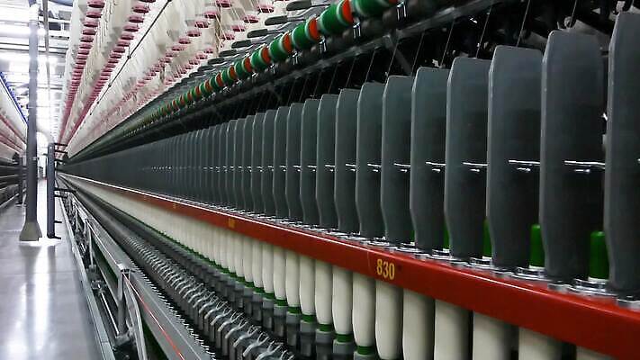 식물 옷 산업 선 비즈니스 공장 사람없음 기계 장비 흰색 공구 직물 면 업무 실 제조 바느질 실크 천 회전 실타래 섬유 얼레 방앗간 양모 감싸기 돌리기 방법 자동화 줄서기 MP4 해외동영상 클립영상 컬러 공업 모션 도구 작업 동영상 파일형식