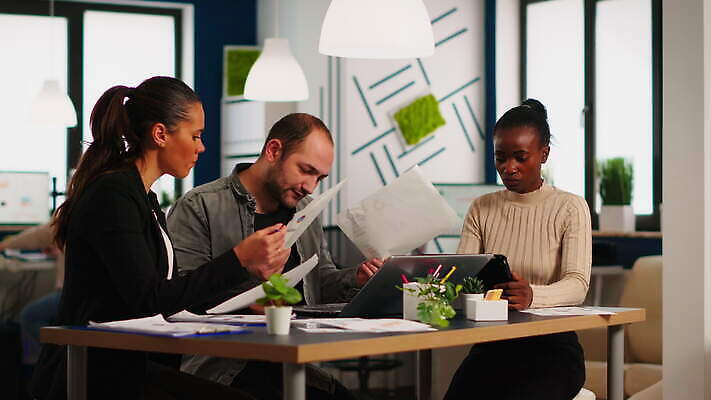 직업 종이 흑인 회사 사업가 노동자 스트레스 직장 사람 금융 사무실 알약 분노 작업 비즈니스맨 비즈니스우먼 던지기 좌절 대표 토론 고장 종업원 불안 동료 경영자 창업 문제 다민족 마감 비명 압력 위기 트러블 4K MOV 해외동영상 클립영상 서양인 여자 남자 감정 컨셉 비즈니스 관계 모션 경제 약 직장인 리더 자영업 동영상 파일형식