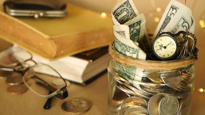 종이 안경 백그라운드 컨셉 지폐 돈 비즈니스 유리 수업 사람없음 책 금융 경제 학습 달러 동전 장비 저축 저금통 흰색 항아리 재산 가난 수집 대학교 투자 계좌 수입 자금 페니 카피스페이스 비어있는 MOV 해외동영상 클립영상 잡화 교육 컬러 학교 재질 공백 도자기 동영상 파일형식