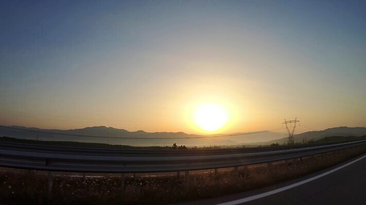 도로 길 여행 백그라운드 밭 교통시설 자연 아침 거리 풍경 사람없음 야외 옆모습 여름 세트 태양 우주 황혼 일몰 새벽 운전 자유 시골 고속도로 저녁 아스팔트 땅 상승 각도 장면 내추럴 방법 1인칭시점 4K MP4 해외동영상 클립영상 주간 자연요소 시선 계절 뷰포인트 교통 컨셉 농업 모션 노을 야간 시설 생태계 동영상 파일형식