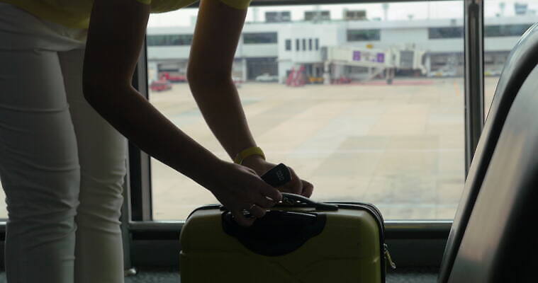 손 여행 가방 사람 신체부위 여행가방 짐 공항 몸무게 측정 눈금 리프트 수하물 한계 4K MOV 해외동영상 클립영상 잡화 교통시설 동영상 파일형식