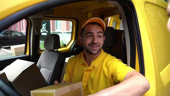 직업 남자 산업 유니폼 비즈니스 창문 교통시설 자동차 노동자 선물 미소 사람 두명 상자 화물 잡기 작업 운전사 배달원 승합차 주기 패키지 짐차 판지 분배 캡모자 4K MOV 해외동영상 클립영상 모자_잡화 옷 육상교통 교통 모션 승용차 표정 운송업 시설 동영상 파일형식