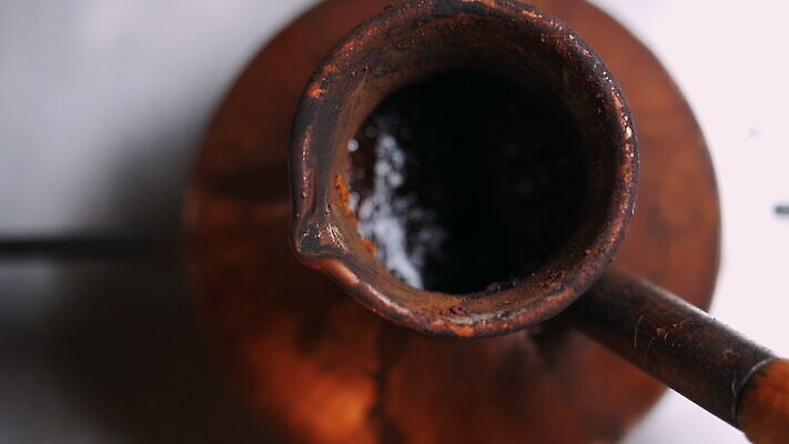 전통 커피 음료 음식 중동 휴식 요리 사람없음 컵 주방 식당 검은색 식사 카페 마시기 바 술집 붓기 맛 아침식사 더위 버너 만족 냄새 가스 갈기 카페테리아 동쪽 칠면조 블랙커피 석탄 입가심 짠맛 맛있는 MOV 튀르키예 해외동영상 클립영상 식기 감정 나라 아시아 컬러 컨셉 모션 조류 날씨 상점 방향 동영상 파일형식