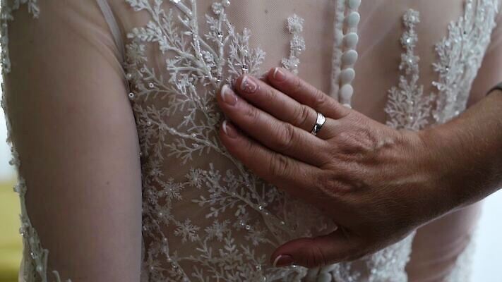 백인 손 드레스 옷 여자 딸 리본 결혼 신혼부부 결혼식 기념 이벤트 성인 유행 귀여움 낭만 흰색 축하 가운 고급 우아함 닫기 묘사 들러리 착용 코르셋 헬프 스타일 놓기 MOV 해외동영상 클립영상 서양인 부부 컬러 컨셉 가족 모션 사람 신체부위 도움 신혼 동영상 하객 파일형식