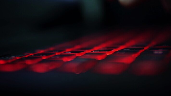 손 교육 인터넷 비즈니스 통신 손가락 주택 사람없음 신체부위 빛 컴퓨터 사무실 스크린 자료 어둠 장비 키보드 업무 연결 무선 책상 문학 타입 4K MP4 해외동영상 클립영상 가구 사람 건물 전자제품 작업 동영상 파일형식