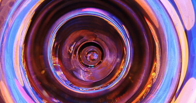 디자인 컬러 백그라운드 패턴 유리 추상 조명 미술 사람없음 장식 물 빛 뷰티 반사 노란색 디지털 젖음 추위 물방울 소프트포커스 브레이크 크리스탈 빗방울 질감 다이아몬드 유리그릇 블러 블러효과 새기다 인공 비어있는 4K MOV 해외동영상 클립영상 자연요소 그릇 무늬 재질 문화예술 촬영기법 비_날씨 광석 보석 동영상 파일형식 효과