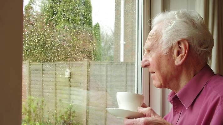 백인 라이프스타일 계절 할아버지 감정 얼굴 창문 유리 날씨 주택 실내 한명 사람 성인 컵 물 슬픔 마시기 관찰 기다림 좌절 고독 찻잔 은퇴 빗방울 명상 고민 혼란 남자한명만 4K MP4 해외동영상 클립영상 자연요소 서양인 1 식기 노년 남자 컨셉 모션 재질 잔 내부 건물 생활 신체부위 비_날씨 동영상 남자만 파일형식