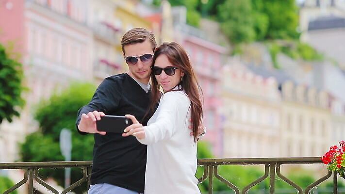 백인 라이프스타일 커플 응시 여자 남자 행복 유럽 여행 배낭 관계 휴가 함께함 사람 야외 두명 친구 유행 여행객 걷기 낭만 신혼여행 셀프카메라 정사각형 방문 타운 랜드마크 셀프 MOV 해외동영상 클립영상 도형 서양인 시선 감정 나라 결혼 컨셉 가방 모션 생활 사진촬영 도시 동영상 파일형식