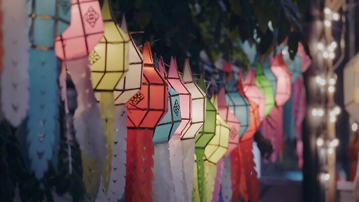 전통 아시아 종교 문화 여행 불교 건축양식 태국 바람 조명 매달리기 동양인 이벤트 사람없음 장식 빛 컬러풀 여행객 축제 등불 램프 사찰 그룹 야간 랜드마크 사리탑 옛날 4K MOV 해외동영상 클립영상 자연요소 건축 나라 컬러 종교건축 모션 날씨 사람 인종 탑 동영상 파일형식