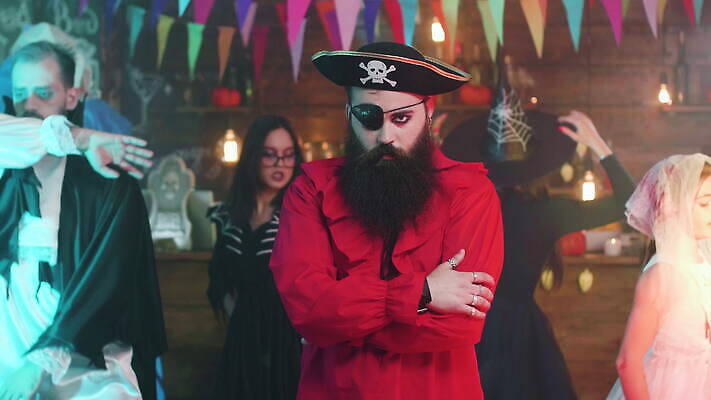 옷 백그라운드 휴가 전등 조명 수염 사람 성인 장식 친구 파티 귀걸이 검은색 황혼 할로윈 춤 바 고리 야간 위험 무서움 변장 해적 10월 호러 4K MOV 해외동영상 클립영상 자연요소 감정 컬러 컨셉 장신구 관계 문화예술 이벤트 일몰 날짜 도둑 공포 동영상 파일형식