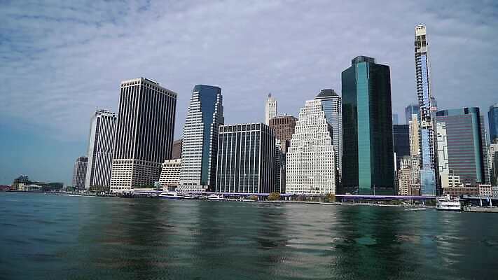 여행 비즈니스 건축양식 하늘 새로움 항해 파노라마 풍경 사람없음 건물 물 금융 파란색 강 도시풍경 사무실 탑 항구 고층빌딩 미국 도시 도심 뉴욕 지역 방문 대도시 스카이라인 맨해튼 랜드마크 허드슨강 브루클린 4K MOV 해외동영상 클립영상 자연요소 건축물 건축 컬러 컨셉 북아메리카 배_교통 교통시설 촬영기법 빌딩 경제 동영상 파일형식