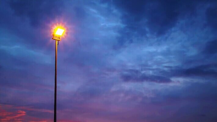 도로 컬러 가로등 자연 하늘 날씨 사람없음 야외 빛 컬러풀 햇빛 금속 맑음 검은색 어둠 황혼 일몰 새벽 에너지 수확 등불 램프 분위기 야간 오브젝트 폭풍 봉 흐림 내추럴 뇌우 수평선 MOV 해외동영상 클립영상 자연요소 공공시설 길 컨셉 농업 교통시설 재질 조명 태양 노을 생태계 동영상 파일형식