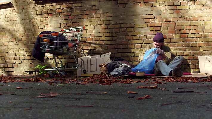 공원 가방 거리 주택 돌담 한명 사람 앉기 야외 추위 코트 도시 좌절 쓰레기 가난 버리기 문제 중독 판지 거지 구걸 노숙자 우울증 헬프 자선단체 4K MP4 해외동영상 클립영상 1 잡화 공공시설 감정 컨셉 모션 건물 담장 외투 돌_바위 도움 그룹 질병 동영상 자선 파일형식