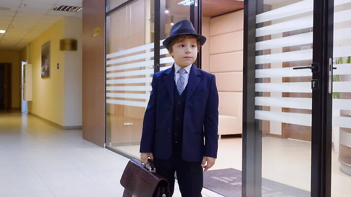 백인 모델 직업 1 응시 남자 유럽 어린이 셔츠 유니폼 서류가방 비즈니스 성공 넥타이 노동자 출입구 직장 한명 서기 정장 소년 스터디 사무실 문 업무 비즈니스맨 복도 기다림 우아함 좌절 작음 발견 심각 MOV 해외동영상 클립영상 서양인 시선 잡화 옷 감정 나라 컨셉 상의 가방 회사 모션 사람 학습 작업 직장인 크기 동영상 파일형식