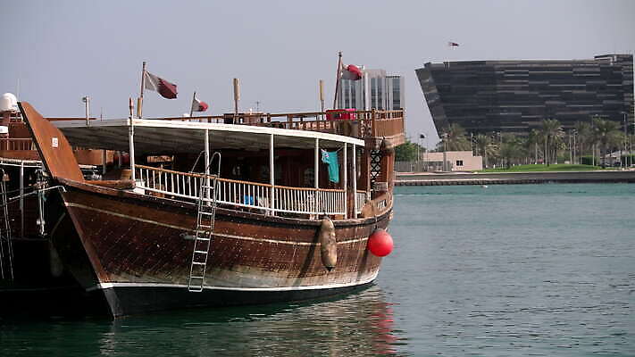 전통 문화 바다 여행 비즈니스 건축양식 낚시 항해 사람없음 건물 목재 탑 항구 고층빌딩 도시 만 보트 역사 재산 도심 중앙 정박 함선 아라비아 포트 카타르 동쪽 스카이라인 랜드마크 수도권 아랍어 4K MOV 해외동영상 클립영상 나무 건축물 건축 배_교통 재료 중동 교통시설 레저 빌딩 금융 방향 지역 동영상 파일형식