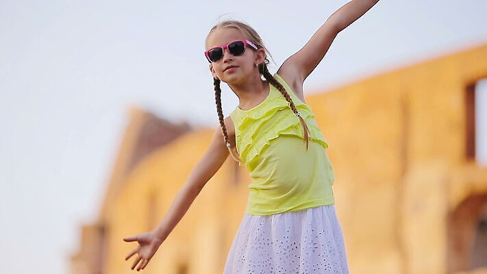 라이프스타일 행복 감정 유럽 어린이 스포츠 여행 건축양식 요가 놀이 휴가 건강 한명 사람 야외 건물 여행객 이탈리아 기쁨 자유 표현 역사 로마 체조선수 체조 콜로세움 원형경기장 랜드마크 옛날 MOV 해외동영상 클립영상 1 건축물 웰빙 건축 나라 컨셉 스포츠시설 운동선수 생활 운동 경기장 동영상 파일형식