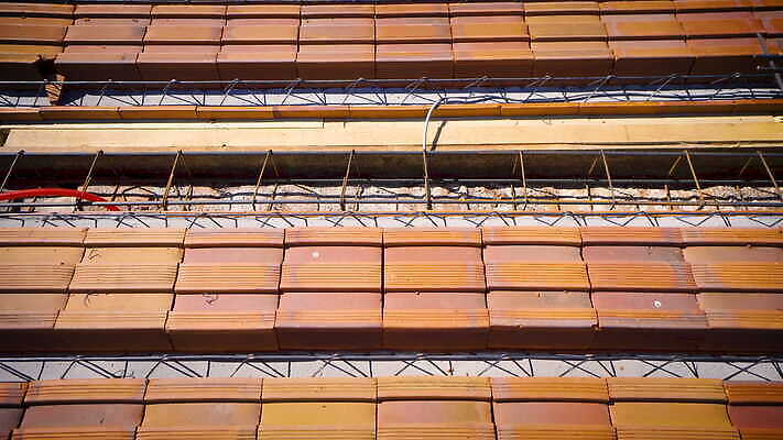 백인 직업 산업 비즈니스 건축양식 노동자 새로움 바닥 주택 프레임 사람없음 야외 건물 기계 장비 건설현장 공구 업무 판넬 엔지니어 붓기 매끈함 땅 천 시멘트 판 망사 판매원 조립 개발 건축업자 계약자 방법 철강 콘크리트 프로젝트 비어있는 4K MOV 해외동영상 클립영상 서양인 건축물 건축 컨셉 모션 건설업 도구 직물 작업 감각 기술자 계약 동영상 파일형식