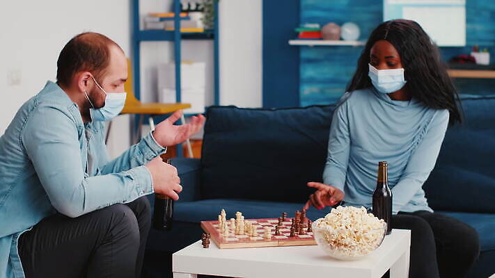 행복 흑인 거실 놀이 주택 맥주 대화 가면 마스크 미소 친구 소파 글로벌 파티 검은색 우정 펼침 마시기 바이러스 체스 보호 번짐 체스판 다인종 섞기 소셜 코로나바이러스 사교적 뉴노멀 4K MOV 해외동영상 클립영상 서양인 감정 컬러 컨셉 의자 관계 모션 주류 표정 말하기 인종 이벤트 건물 경제 동영상 파일형식 효과