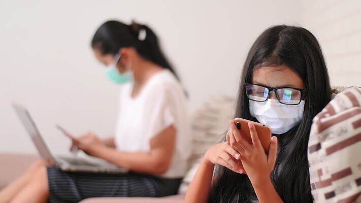 학생 라이프스타일 교육 어린이 컨셉 인터넷 비즈니스 모바일 거리 주택 직장 건강 가면 사람 동양인 노트북 학습 스터디 컴퓨터 독서 디지털 공책 타이핑 업무 네트워크 가르침 바이러스 보호 연결 온라인 소셜 온라인강의 전염병 네트워킹 코로나바이러스 4K MOV 해외동영상 클립영상 회사 문구용품 인종 건물 생활 전자제품 작업 질병 강의 동영상 파일형식 언택트