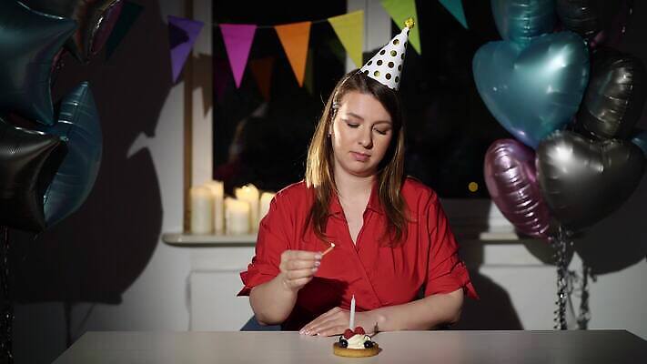백인 모자 1 여자 기념일 탁자 휴가 아파트 주택 기념 한명 사람 성인 장식 컬러풀 파티 케이크 슬픔 축하 생일 기다림 좌절 고독 불기 호루라기 컵케이크 지루함 싱글 타격 혼자 4K MOV 해외동영상 클립영상 서양인 잡화 감정 컬러 가구 컨셉 모션 디저트 이벤트 건물 동영상 파일형식